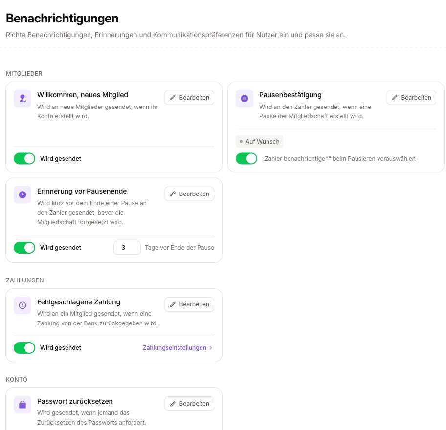 Karten der automatischen E-Mails mit Schaltern, dem Badge „Auf Wunsch", einem Zahlenfeld und einem Link auf die Zahlungseinstellungen